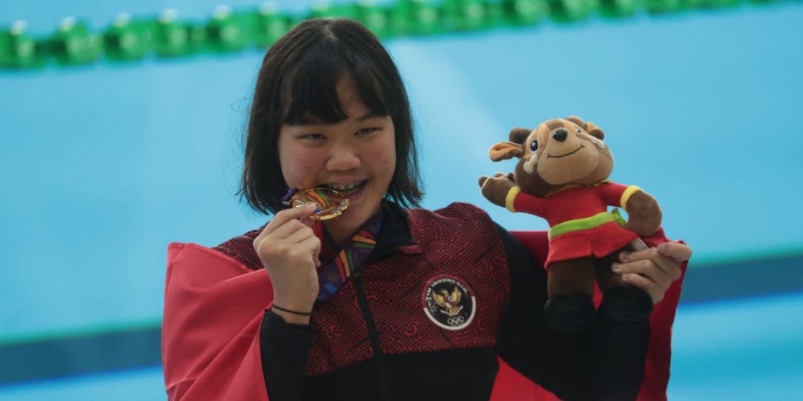 Perenang Muda Indonesia Raih Emas Gaya 100 Meter